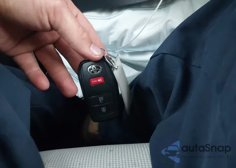 2024 Toyota Corolla Cross Le z USA, uszkodzony, nr VIN 7MUCAABG3RV117145